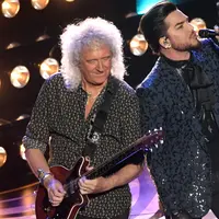 Personel band Queen, Adam Lambert dan Brian May  tampil membuka perhelatan Oscar 2019 di Dolby Theatre, Los Angeles, Minggu (24/2). Queen menjadi magnet di Oscar 2019 karena biopic tentang band itu menjadi salah satu nomine (Kevin Winter/Getty Images/AFP)