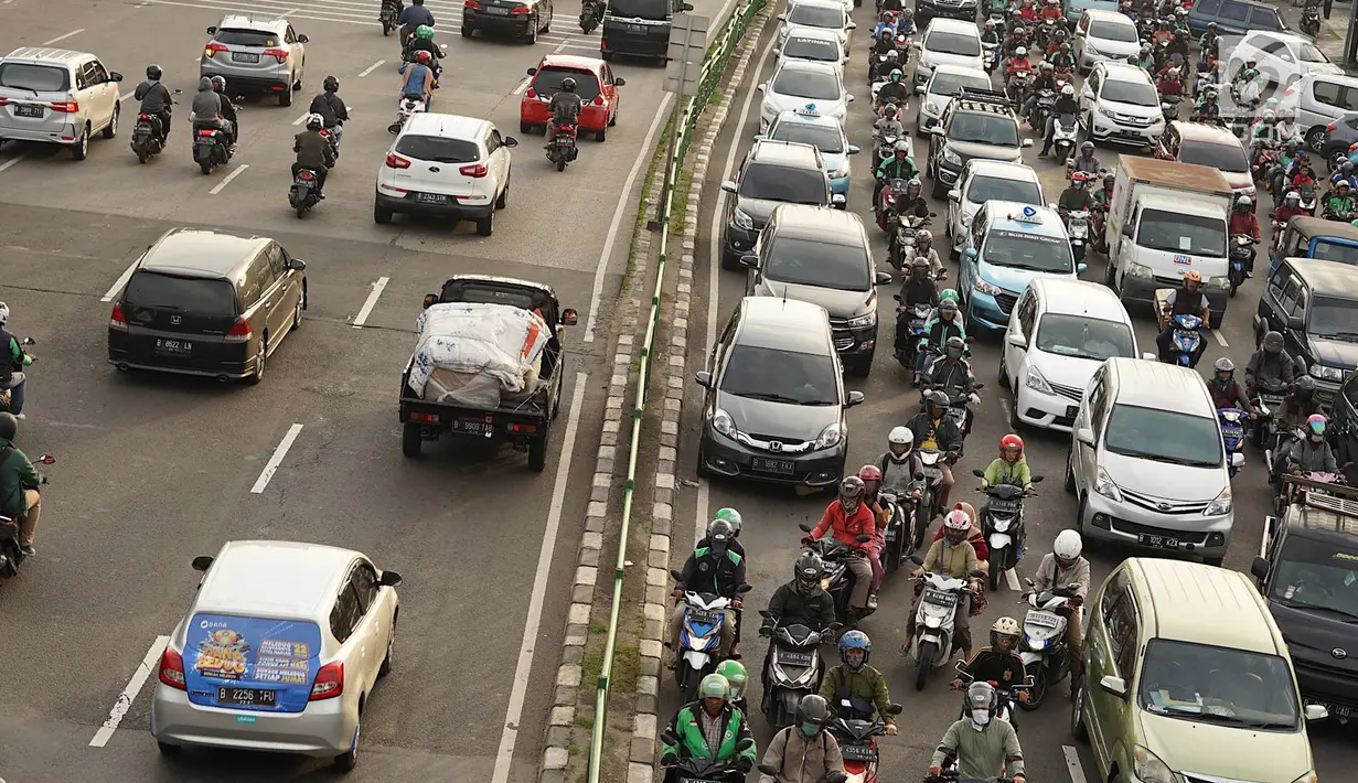 Kendaraan terjebak kemacetan saat melintas di Jalan KH Abdullah Syafei, Jakarta, Selasa (14/5). Tingginya antusias warga yang ingin berbuka puasa di rumah selama Ramadan menyebabkan sejumlah ruas jalan di Ibu Kota mengalami kemacetan lebih awal. (Liputan6.com/Immanuel Antonius)