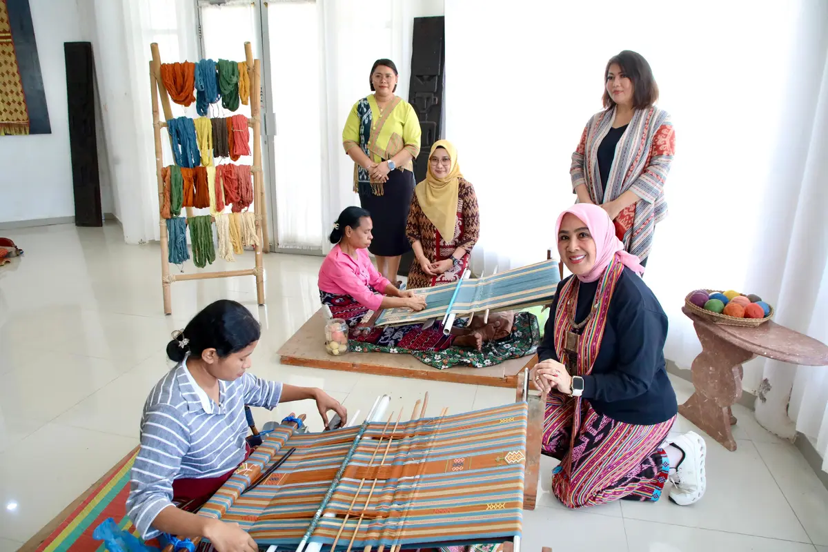 Proses pembuatan kain tenun oleh para pengrajin di Kabupaten Belu, NTT.
