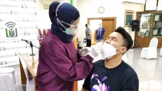 Siswa alazka melakukan tes swab antigen. (Istimewa)