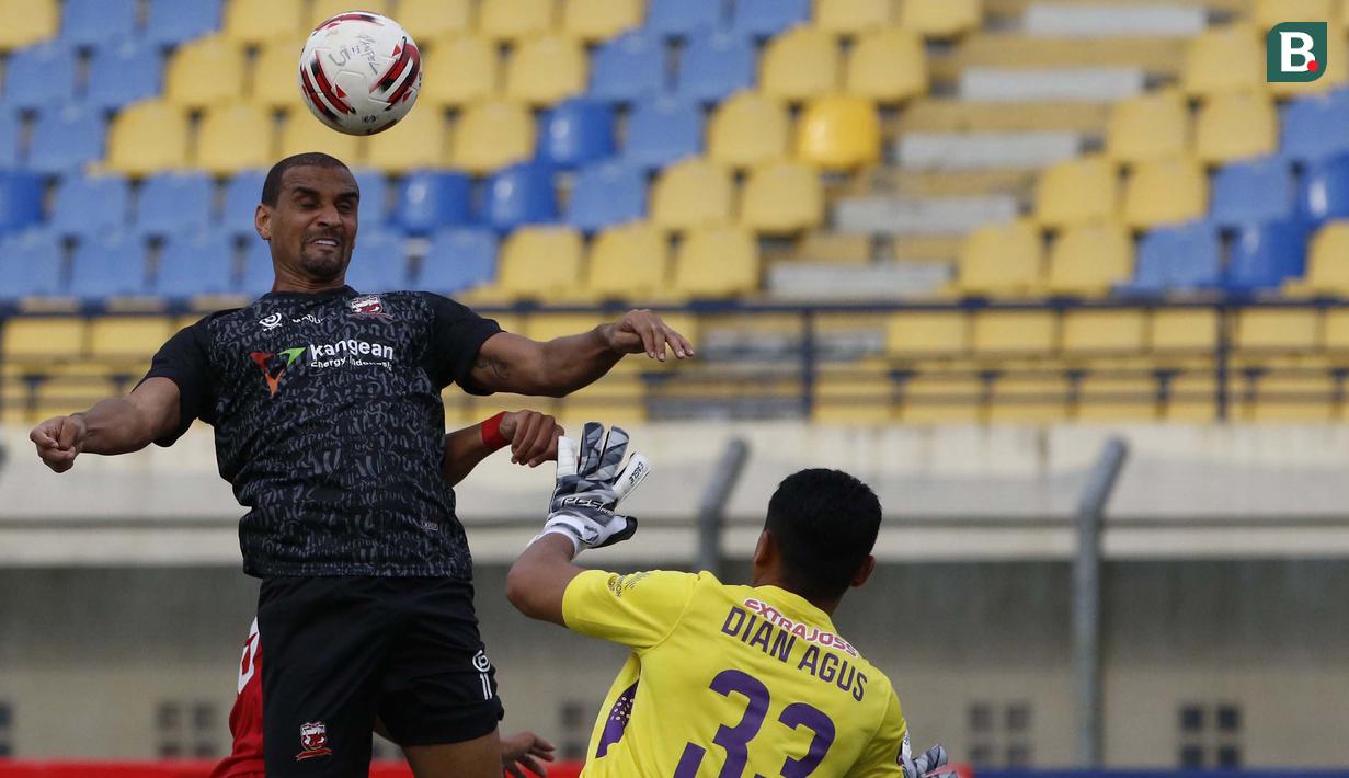 Striker Madura United, Bruno Da Silva Lopes (kiri) berusaha menyundul bola ke gawang Persik Kediri dalam laga Grup C Piala Menpora 2021 di Stadion Si Jalak Harupat, Bandung, Sabtu (3/4/2021). Madura United kalah 1-2 dari Persik. (Bola.com/Ikhwan Yanuar)