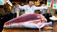 Pengusaha restoran sushi Jepang, Kiyoshi Kimura memamerkan ikan tuna sirip biru seberat 276 kg di restoran utamanya di Tokyo, Minggu (5/1/2020). Tuna raksasa itu dibeli mencapai Rp 24 miliar dan disebut sebagai yang tertinggi kedua dalam rekor lelang ikan di Pasar ikan Toyosu. (Kazuhiro NOGI / AFP)
