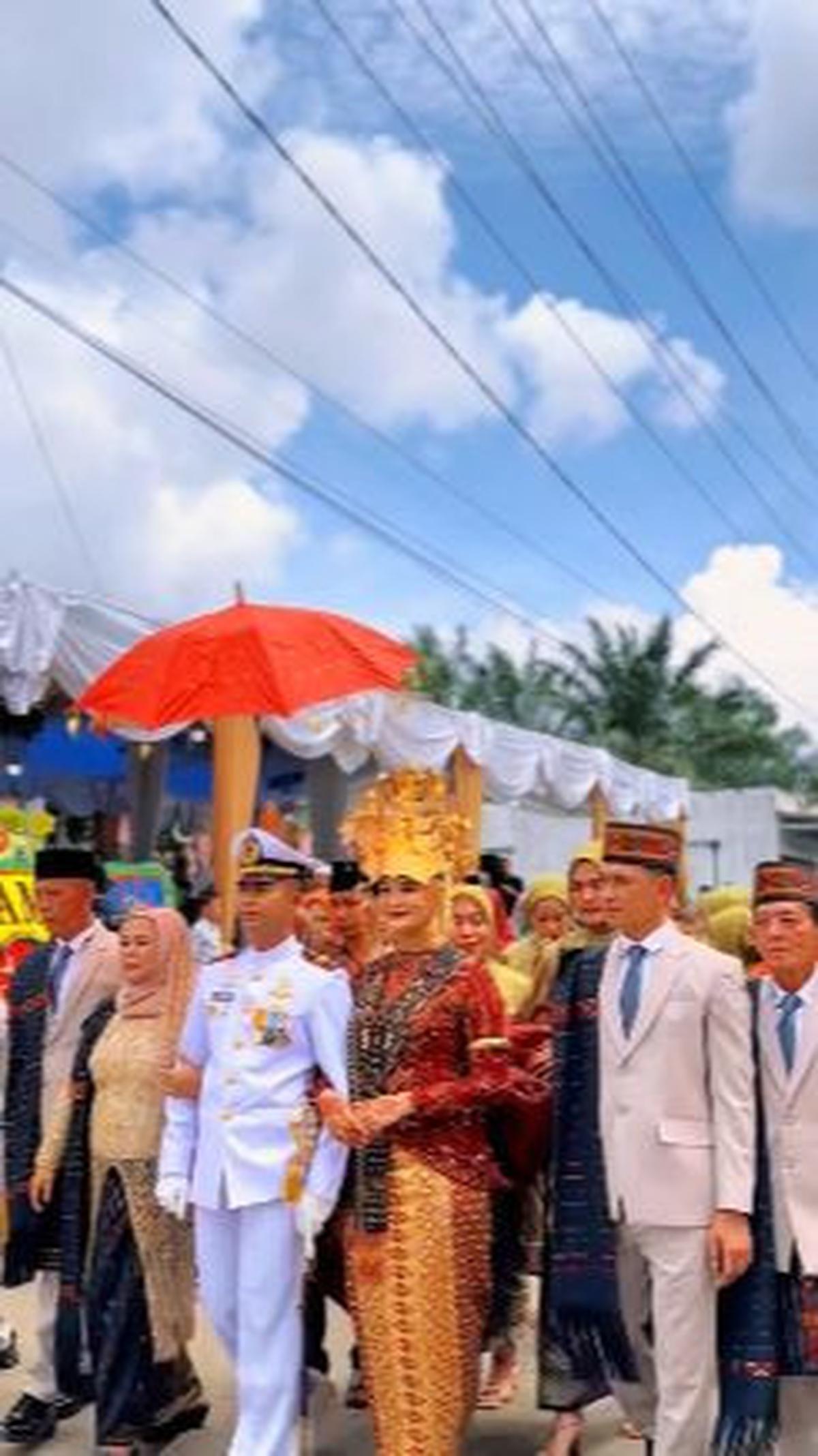 Pernikahan Lettu Edi dan Iptu Indah sukses mencuri perhatian. <br><br>Bagaimana tidak, keduanya sama-sama berprofesi sebagai seorang abdi negara. <br>