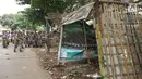 Petugas Satpol PP menarik tali untuk merobohkan bangunan liar di Jalan Desa Semanan, Kalideres, Jakarta Barat, Senin (9/4). Nantinya kawasan tersebut akan digunakan untuk pembangunan taman. (Liputan6.com/Arya Manggala)