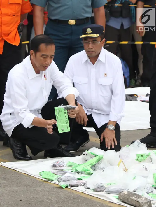 Presiden RI, Joko Widodo (kiri) bersama Menhub Budi Karya Sumadi melihat barang temuan yang diduga milik penumpang pesawat Lion Air JT 610 di Pelabuhan JICT 2, Jakarta, Selasa (30/10). (Liputan6.com/Helmi Fithriansyah)