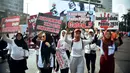 Berbagai macam poster yang dibawa saat sosialisasi Pemilu 2024 di Hari Bebas Kendaraan Bermotor (HBKB) kawasan Bundaran HI, Jakarta. (Liputan6.com/Johan Tallo)