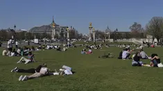 Orang-orang bersantai saat menikmati matahari di Esplanades des Invalides di Paris, Selasa (30/3/2021). Cuaca panas diperkirakan akan berlangsung selama beberapa hari di seluruh negeri. (AP Photo/Christophe Ena)
