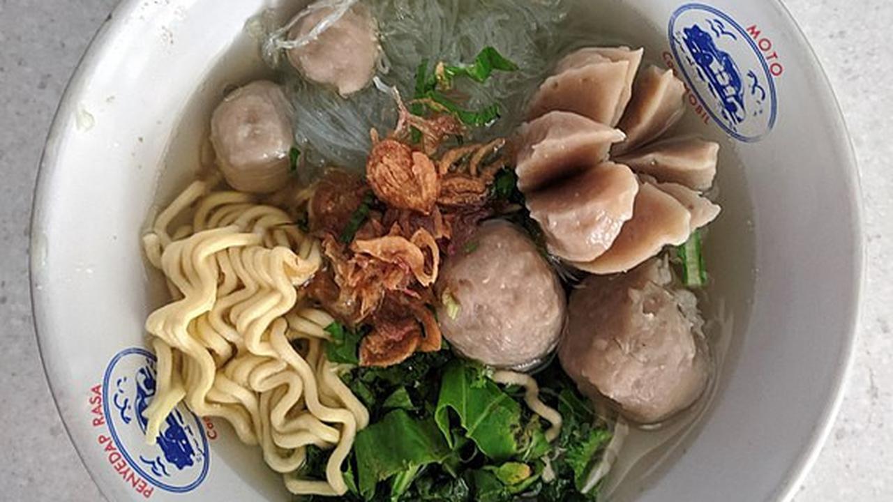 Semangkuk kuah bakso sapi dengan bakso besar, kecil, dan mi bihun