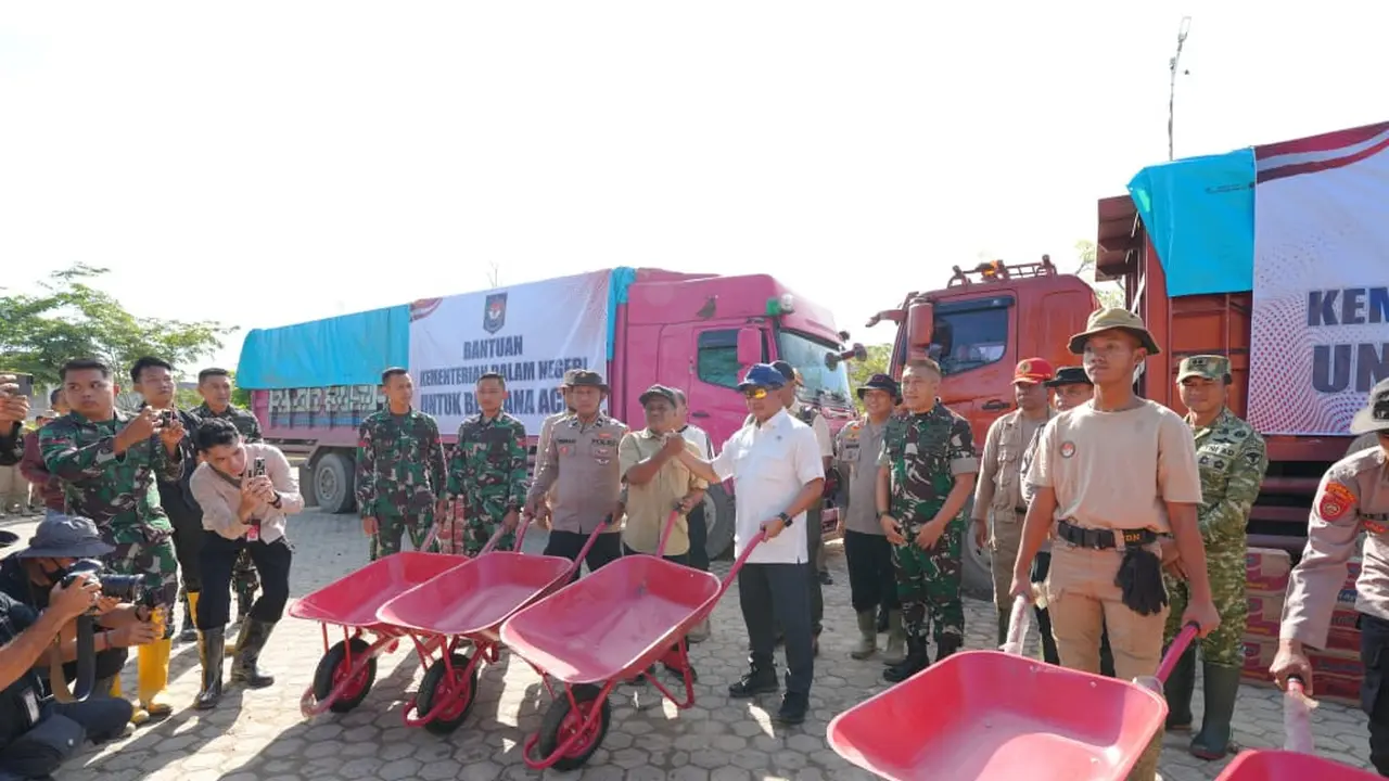Mendagri Tito Karnavian Bagi Gerobak Dorong dan Bahan Makanan di Aceh Tamiang