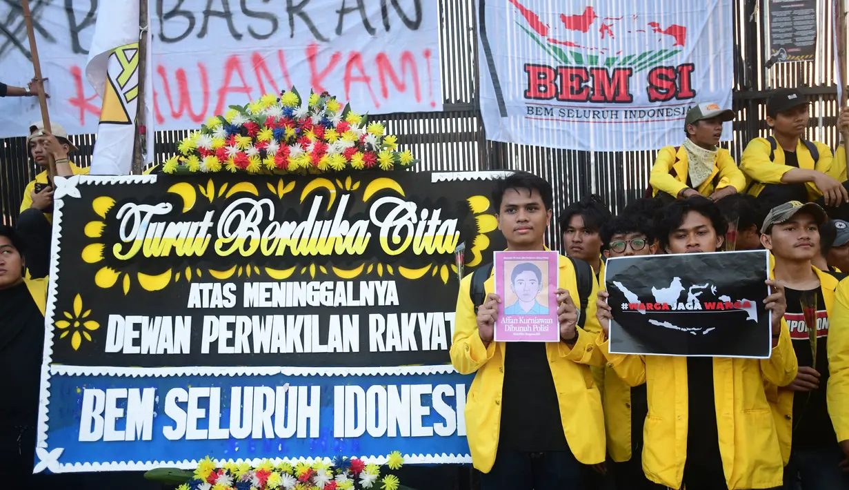 BEM SI juga menuntut para anggota MPR/DPR/DPD RI menghentikan gaya hidup mewah di atas penderitaan rakyat. (merdeka.com/Arie Basuki)