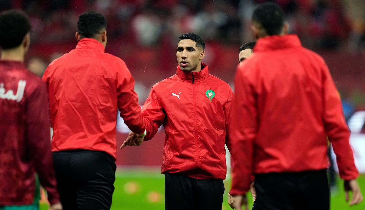 Kehadiran Mbappe di stadion bukan tanpa alasan. Ia datang untuk memberikan dukungan langsung kepada mantan rekan satu timnya, Achraf Hakimi yang bermain untuk Maroko. (AP Photo/Mosa'ab Elshamy)