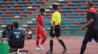 Pemain Timnas Indonesia U-22, Pratama Arhan berjalan meninggalkan lapangan pertandingan setelah diganjar kartu merah pada laga semifinal sepak bola SEA Games 2023 melawan Timnas Vietnam U-22 di Olympic Stadium, Phnom Penh, Kamboja, Sabtu (13/05/2023). (Bola.com/Abdul Aziz)