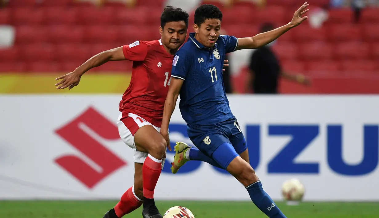 Thailand langsung mengancam di awal laga. Bordin Phala melakukan penetrasi ke pertahanan Indonesia dan dijatuhkan Asnawi Mangkualam di dalam kotak penalti. Wasit menilai insiden tersebut bukan sebuah pelanggaran. (AFP/Roslan Rahman)