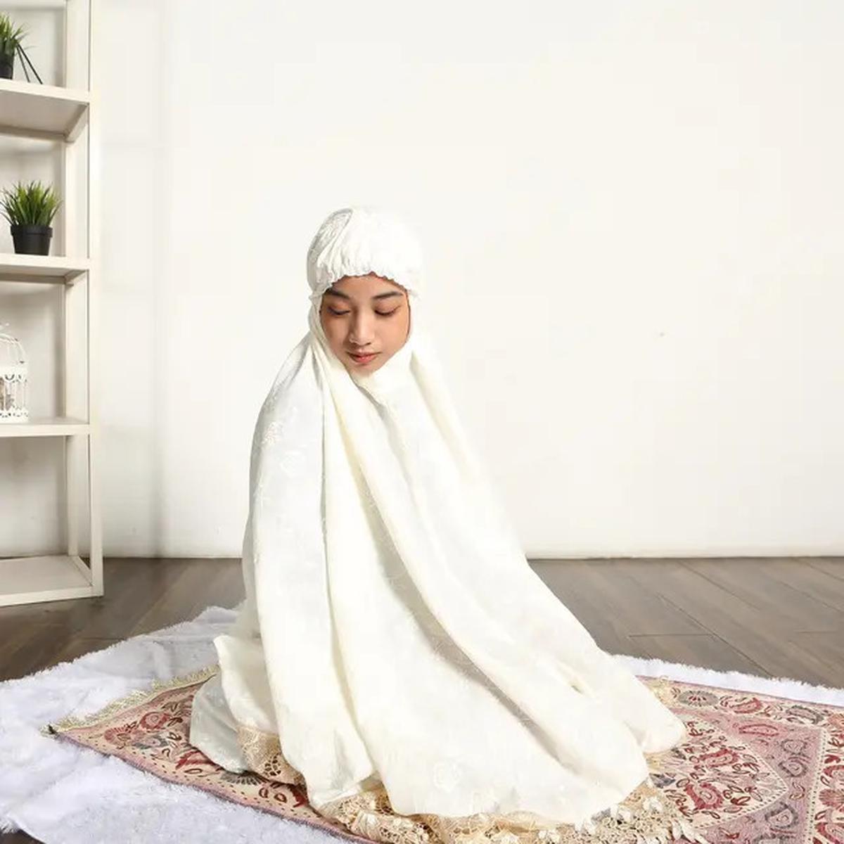 Wanita Sholat Tanpa Pakaian Dalam, Bolehkah? Simak Penjelasan Hukumnya