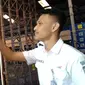 Petugas Daops 3 Cirebon memeriksa suhu tubuh calon penumpang di stasiun sebelum menikmati perjalanan. Foto (Liputan6.com / Panji Prayitno)