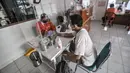 Warga mendaftarkan diri untuk melakukan donor darah di Kantor PMI Jakarta Timur, Rabu (28/7/2021). Selama pandemi COVID-19, PMI menerapkan protokol kesehatan ketat kepada warga sebelum mendonorkan darah. (merdeka.com/Iqbal S. Nugroho)