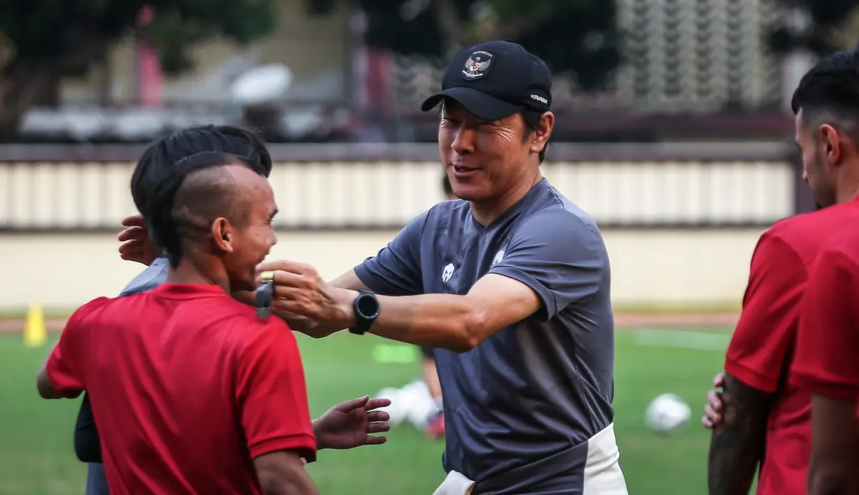 Pelatih Kepala Timnas Indonesia, Shin Tae-yong (kanan kedua) bercanda dengan pemainnya, Riko Simanjuntak (tengah) dan penerjemahnya, Jeong Seok-seo saat latihan perdana Timnas Indonesia yang berlangsung di Stadion PTIK, Jakarta, Senin (20/03/2023) sore WIB. Skuad Garuda rencananya akan melakoni laga FIFA Match Day melawan Burundi pada 25 dan 28 Maret 2023 di Stadion Patriot Candrabhaga, Bekasi. (Bola.com/Bagaskara Lazuardi)