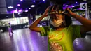 Instruktur mengenakan masker dan face shield pada sesi kelas senam Bolly’D (Bollywood Fitness Dance) di Raga Studio, Jakarta, Senin (15/6/2020). Beberapa pusat kebugaran menerapkan protokol kesehatan untuk mencegah penularan Covid-19. (Liputan6.com/Faizal Fanani)