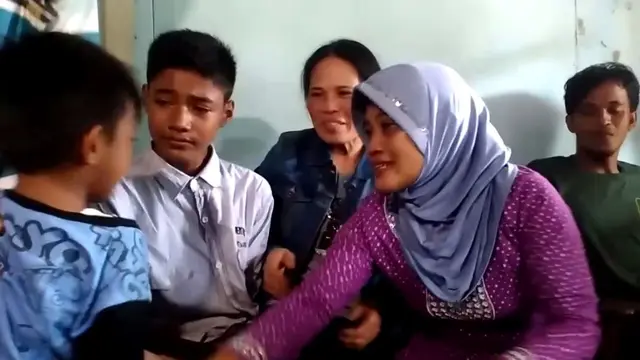 Parinah di tengah keluarganya. (Foto: Liputan6.com/Muhamad Ridlo)