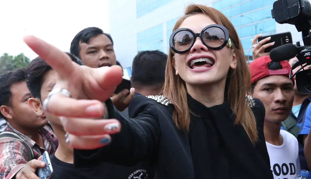 Nikita Mirzani saat ingin diwawancarai usai mengisi  sebuah acara di kawasan Tendean, jakarta, Senin (14/12). Nikita menolak menjawab beberapa pertanyaan dari wartawan mengenai  kasus yang menimpa dirinya.(Liputan6.com/Herman Zakharia)