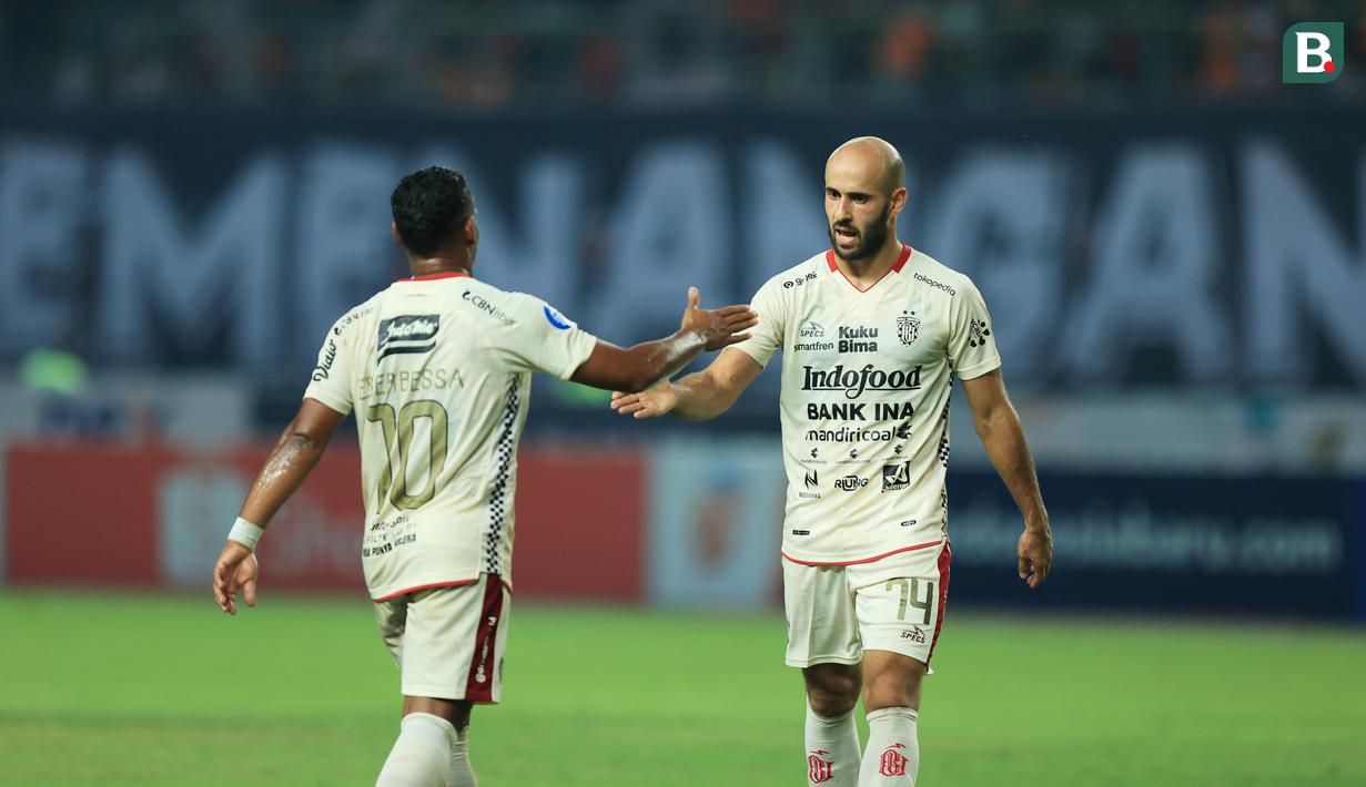 Gelandang bertahan Timnas Palestina, Mohammed Rashid saat ini tengah menjalani musim pertama bersama Bali United di BRI Liga 1 2023/2024. Ramadan tahun 2024 ini menjadi kali pertama dirinya menjalani ibadah puasa di Indonesia. Meski sempat membela Persib Bandung pada 2021/2022, namun saat Ramadan 2022 ia telah berada di tanah kelahirannya untuk menjalankan ibadah puasa di Palestina. (Bola.com/M Iqbal Ichsan)