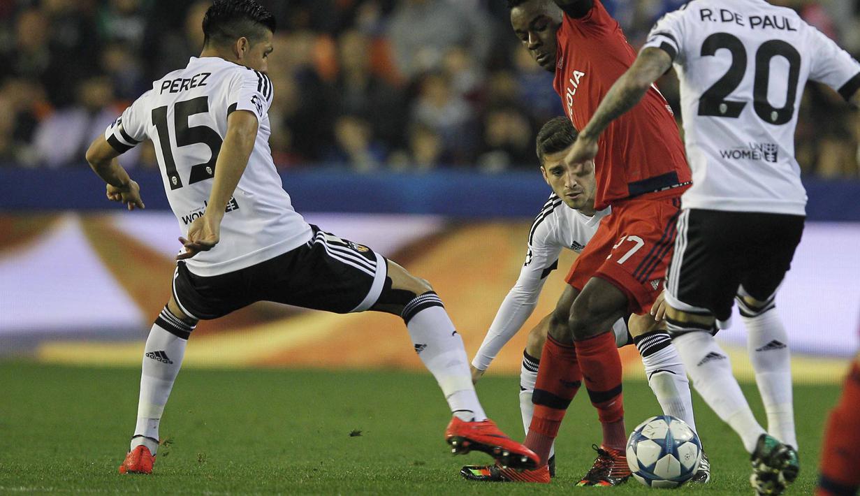 Pemain Lyon,  Maxwell Cornet (tengah) menjadi salah satu pencetak gol ke gawang Valencia pada lanjutan Liga Champions grup H di Stadion Mestalla, Valencia, Kamis (10/12/2015). (AFP Photo/Jose Jordan)