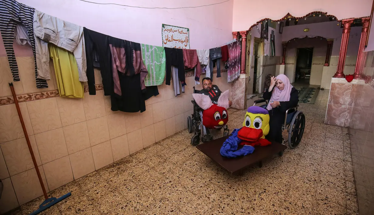 Nihad Jarboa (37) dan Zeinab (35) menjahit kostum kartun di rumah mereka di kamp pengungsi Rafah, Gaza, pada 19 Juli 2020. Mereka menjual kostum buatan tangan untuk mencari nafkah di bawah kondisi ekonomi yang keras di bawah blokade yang diberlakukan Israel sejak 2007. (AFP Photo/Said Khatib)