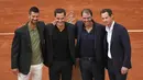 Novak Djokovic (kiri), Roger Federer (kedua kiri), dan Andy Murray (kanan) menghadiri acara seremoni perpisahan Rafael Nadal (kedua kanan) selama Prancis Open 2025 di lapangan Philippe-Chatrier, Roland Garros Stadium, Paris, Prancis, Minggu (25/05/2025) waktu setempat. (AP Photo/Thibault Camus)