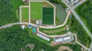 Terdapat delapan lapangan yang terdiri dari lima lapangan besar, satu lapangan futsal, satu lapangan tertutup, dan satu lapangan sepak bola pantai. (Dok. PSSI)