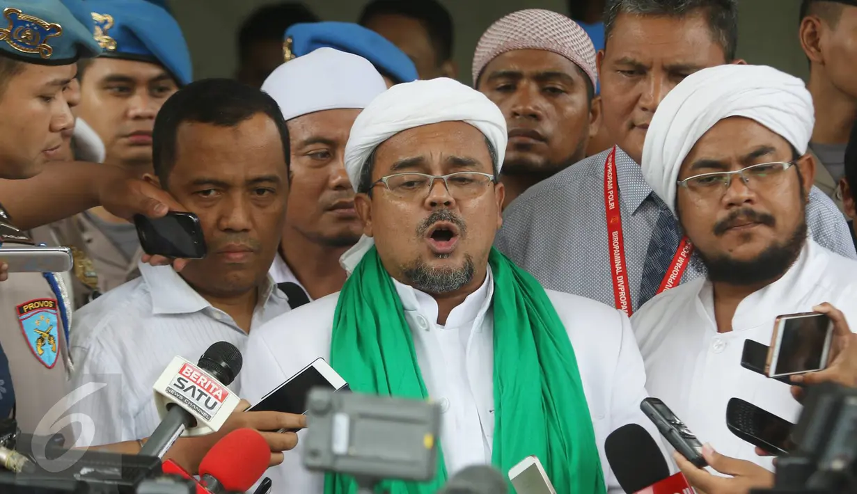 Pimpinan FPI, Muhammad Rizieq Shihab memberi keterangan usai menjalani pemeriksaan di Bareskrim, Jakarta, Rabu (23/11). Pemeriksaan beragendakan melengkapi berkas sebelumnya di tingkat penyelidikan. (Liputan6.com/Immanuel Antonius)