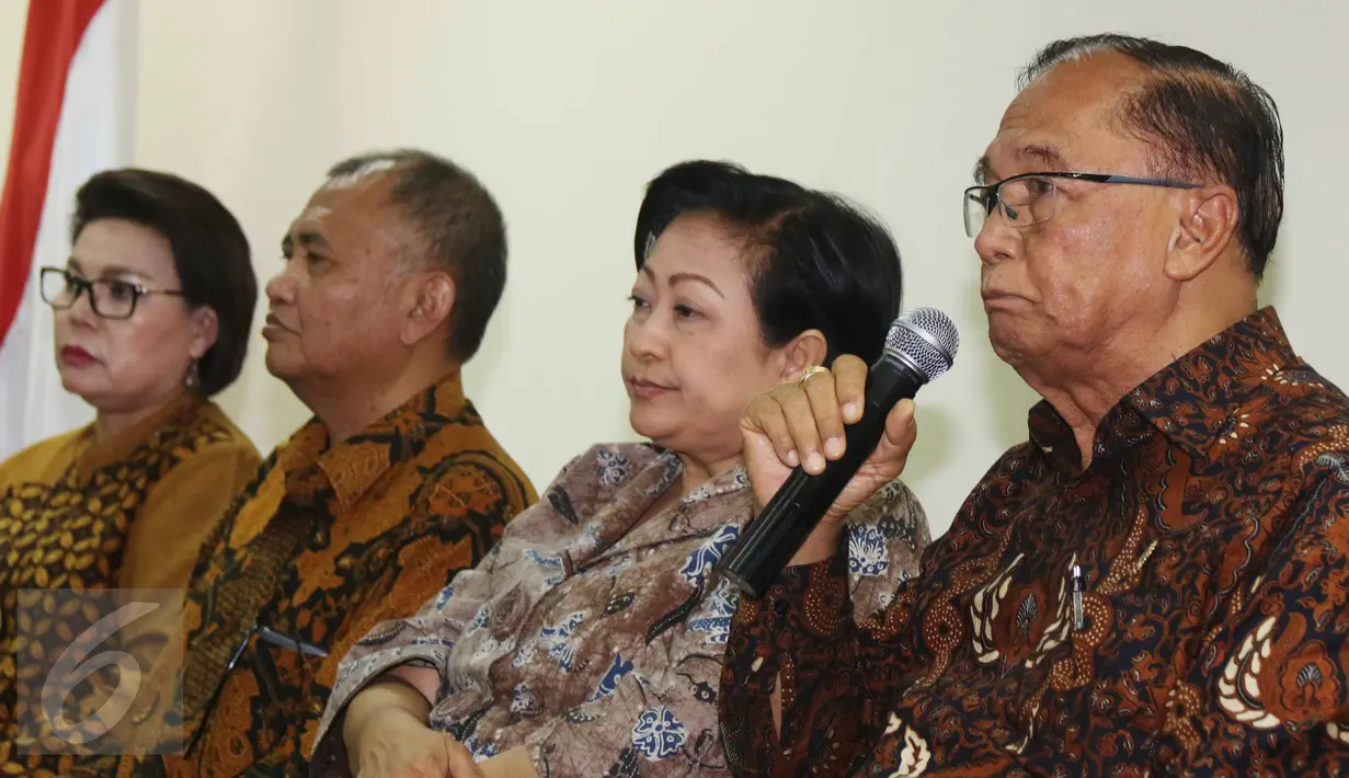 Anggota Wantimpres Sidarto Danusubroto memberikan keterangan saat melakukan pertemuan dengan petinggi KPK di Gedung Wantimpres, Jakarta, Senin (3/4). Pertemuan itu membahas penguatan KPK dalam pemberantasan korupsi. (Liputan6.com/Angga Yuniar)