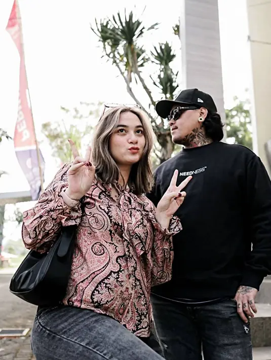 Dalam masa kehamilannya, Mbak Dem sapaan akrabnya kerap mengunggah potret penampilannya dengan perut yang makin buncit. Tetap tampil menawan dengan berbagai outfitnya, Wanita blasteran Sidoarjo-Australia ini kerap tuai pujian. (Liputan6.com/IG/@demilangston)