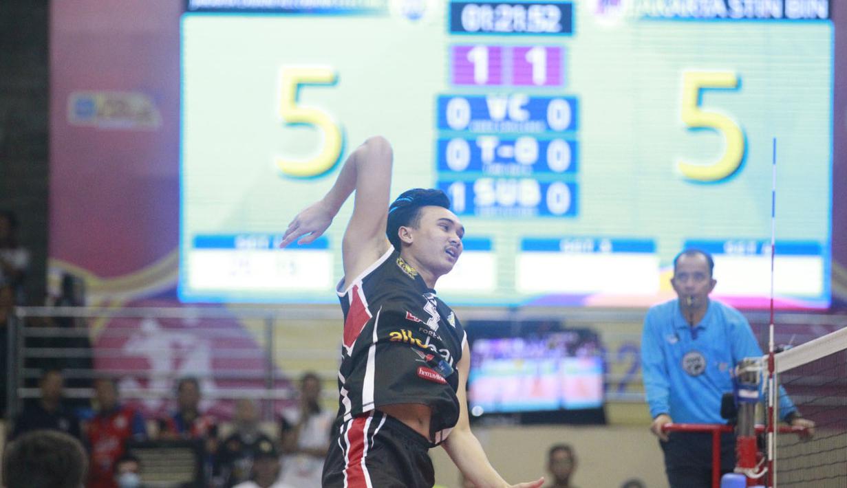 <p>Pemain Jakarta LavAni Allobank Electric, Hendra Kurniawan melepaskan serve saat menghadapi Jakarta STIN BIN pada laga putaran kedua final four PLN Mobile Proliga 2024 di GOR Jatidiri Semarang, Sabtu (13/7/2024). Jakarta LavAni Allobank Electric menang 3-1 (25-19, 22-25, 25-18 dan 25-17). (Dok. PBVSI)</p>