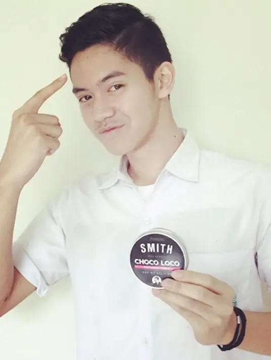 Tristan lahir pada 15 Juli 1997, walaupun usia Tristan tergolong cukup muda tetapi kepiawaiannya dalam bermusik sangat terlihat.  (viainstagram@tristanjulianos/Bintang.com)