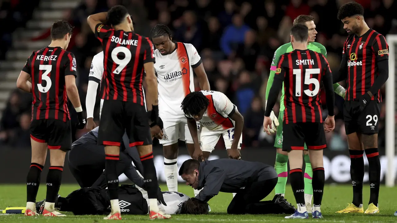 FOTO Tom Lockyer Pingsan di Lapangan