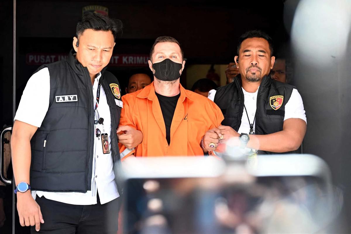 FOTO: Polri Amankan Buronan Internasional Sindikat Narkoba di Bandara Bali