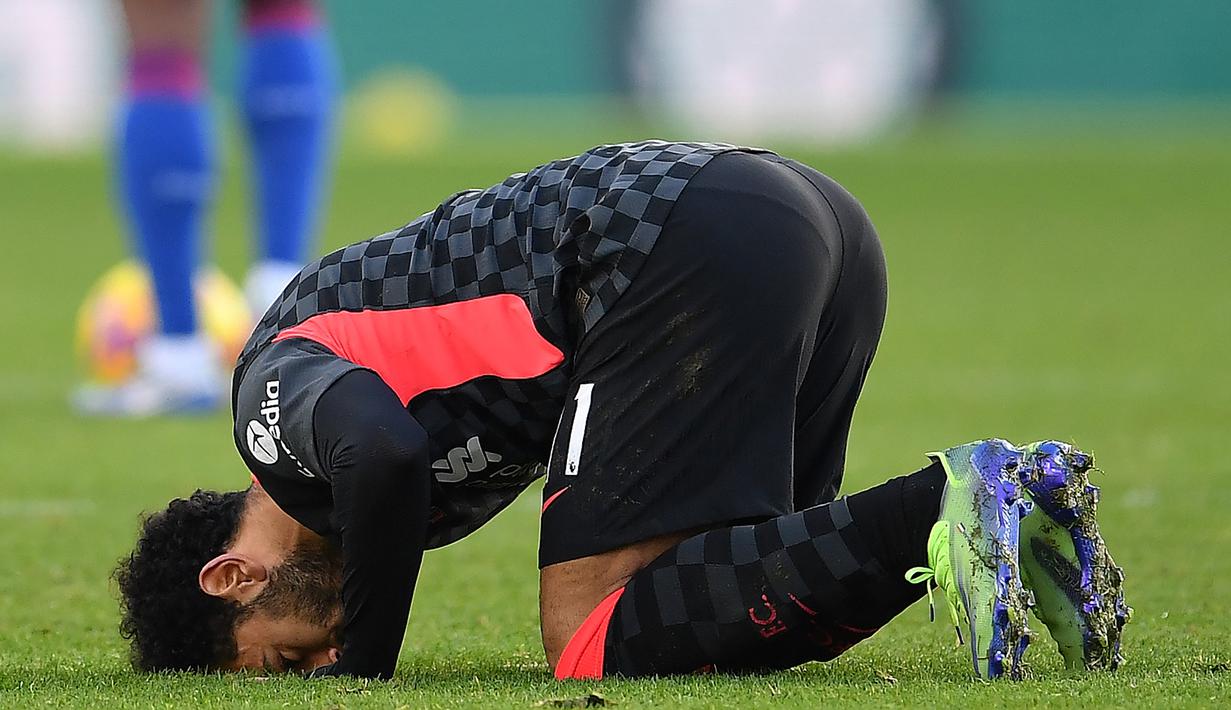 MOHAMED SALAH TOP SKOR PEKAN KE-14: Penyerang Liverpool, Mohamed Salah, melakukan selebrasi bersujud usai mencetak gol ke gawang Crytal Palace (19/12/2020). Mohamed Salah menjadi top skor sementara Liga Inggris dengan torehan 13 gol. (AFP/Justin Setterfield/pool)