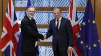 Dubes Inggris untuk Uni Eropa Tim Barrow (kiri) dan Presiden Uni Eropa Donald Tusk (Yves Herman/AP)