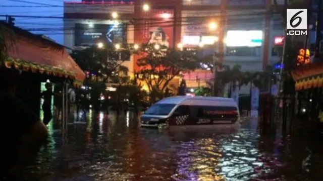 Banjir di Pasteur yang disebabkan hujan lebat membuat jalanan terputus dan kemacetan panjang di kota Bandung.