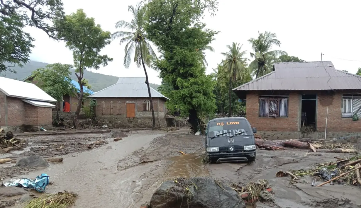Sebuah kendaraan rusak terendam air banjir setelah banjir bandang di Ile Ape, di Pulau Lembata, provinsi Nusa Tenggara Timur, Minggu (4/5/2021).  NTT diterjang banjir bandang dan tanah longsor pada Minggu dini hari, 4 April 2021, sekitar pukul 01.00 WITA. (AP Photo/Ricko Wawo)