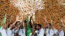 Pemain Jerman mengangkat trofi saat merayakan kemenangannya dalam final Piala Konfederasi 2017 di Stadion Saint Petersburg, Rusia (2/7). (AFP Photo/Franck Fife)