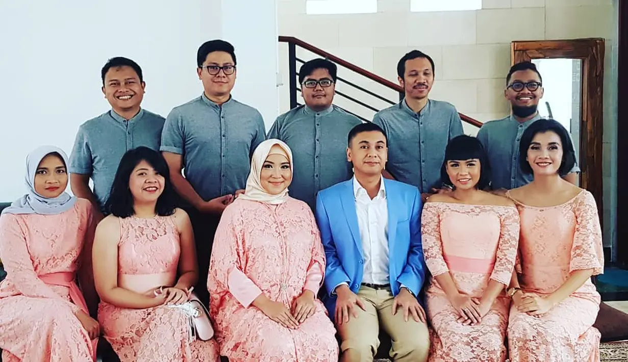 Prosesi lamaran Raditya Dika dan Anissa Aziza berlangsung khidmat dengan menggunakan adat Batak. Dalam video, Annisa mengaku siap untuk nantinya menjadi bagian dari keluarga Raditya Dika. (Instagram/rzlkdv)