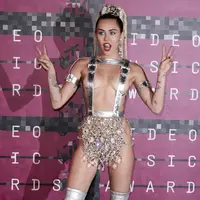 'Yeah, saya merokok ganja/yeah, saya cinta damai,' teriak Miley Cyrus ketika di acara MTV Video Music Awards 2015. (Bintang/EPA)