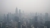 Pemandangan saat kabut asap menyelimuti Kuala Lumpur, Malaysia, Rabu (18/9/2019). Kebakaran hutan Indonesia menyebarkan kabut asap hingga Malaysia dan Singapura. Menurut BMKG, kabut asap akibat kebakaran hutan di Indonesia terbawa angin ke Malaysia dan Singapura. (AP Photo/Vincent Thian)