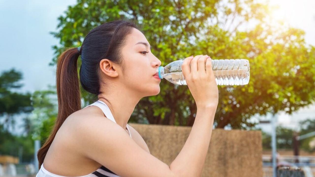 Ilustrasi Minum Air Putih