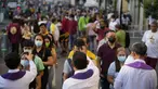 Pendeta meletakkan abu di dahi umat selama upacara Rabu Abu di luar sebuah gereja di pusat kota Manila, Filipina pada22 Februari 2023. Orang Filipina berbondong-bondong ke gereja dan dahi mereka ditandai dengan salib abu untuk memperingati Rabu Abu setelah larangan tradisi prapaskah beberapa tahun terakhir karena pandemi COVID-19. (AP Photo/Aaron Favila)
