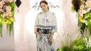 Nagita Slavina kenakan koleksi one set yang begitu chic. Material satin dengan motif paisley dan floral memberikan nuansa segar pada tampilan. [Foto: Minimal]