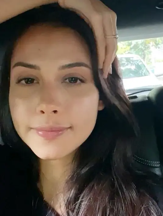 Pemain film Valentine ini memang tak malu menunjukkan wajah natualnya. Ia bangga meski punya jerawat dan menjadikannya hal yang wajar. (Liputan6.com/IG/@estelleelinden).