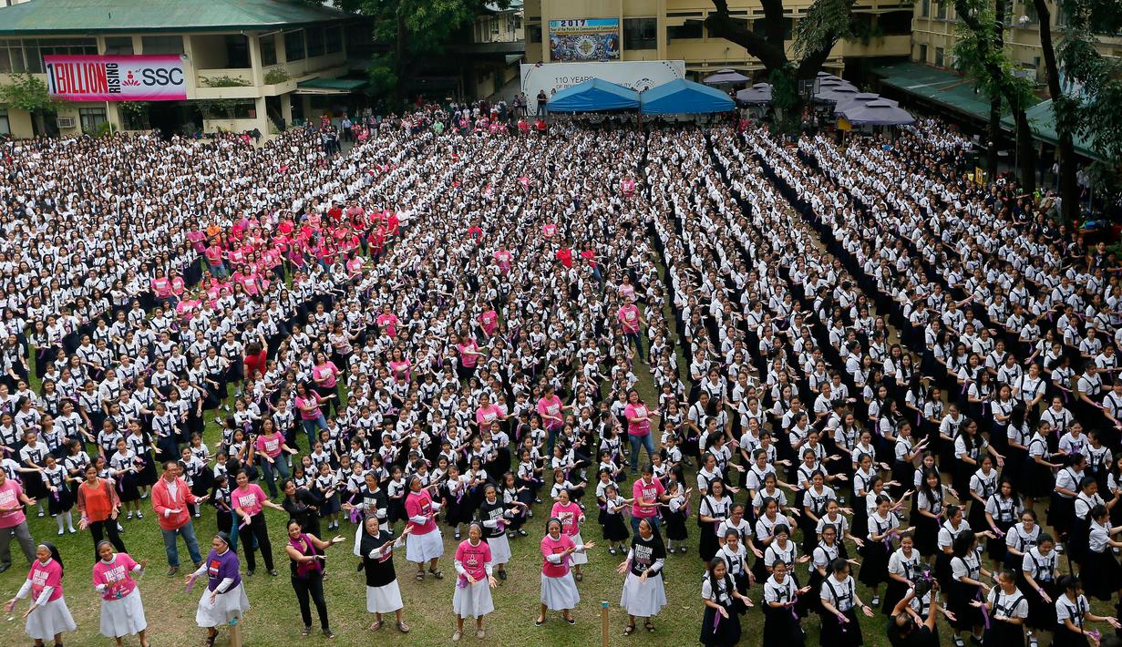 Tarian massal di hari Valentine dengan melibatkan sejumlah pelajar dan mahasiswa di Manila, Filipina, Selasa (14/2). Acara bertajuk "One Billion Rising" sebagai kampanye 'Tolak Kekerasan Terhadap Perempuan dan Anak'. (AP Photo / Bullit Marquez) 