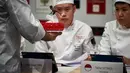 Kue buatan salah satu peserta yang ditampilkan saat final Pastries World Cup 2017 di Lyon, Prancis (22/1). Dalam kompetisi ini setiap tim akan menghabiskan 10 jam untuk menghasilkan masing-masing satu karya. (AFP/Jean Philippe)